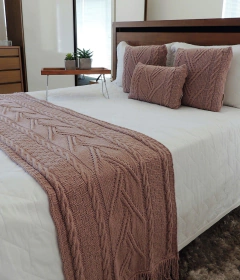 KIT ELOAH CAMA QUEEN * PESEIRA TRICOT 230X60cm + 2 CAPA DE ALMOFADA - Usufruto Home Decor 