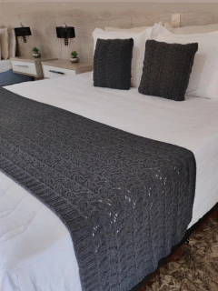 Imagem do KIT ZOE CAMA QUEEN * PESEIRA TRICOT 230X60cm +2 CAPAS DE ALMOFADA FORRADA