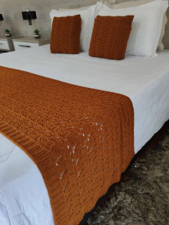 KIT ZOE CAMA KING * PESEIRA TRICOT 260X60cm +2 CAPAS DE ALMOFADA FORRADA