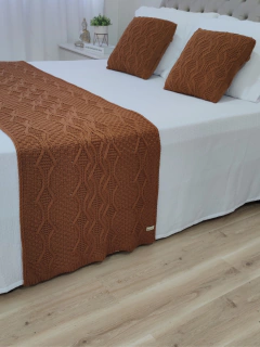 KIT GABRIELE CAMA QUEEN * PESEIRA TRICOT 230X60cm + 2 CAPA DE ALMOFADA - Usufruto Home Decor 