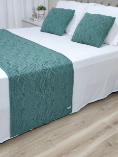 KIT GABRIELE CAMA QUEEN * PESEIRA TRICOT 230X60cm + 2 CAPA DE ALMOFADA