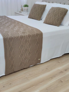 KIT GABRIELE CAMA QUEEN * PESEIRA TRICOT 230X60cm + 2 CAPA DE ALMOFADA