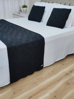 KIT GABRIELE CAMA QUEEN * PESEIRA TRICOT 230X60cm + 2 CAPA DE ALMOFADA - Usufruto Home Decor 