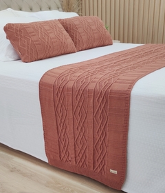 KIT PESEIRA CARMEN CAMA KING * PESEIRA TRICOT 260X60cm + 2 CAPAS DE ALMOFADA