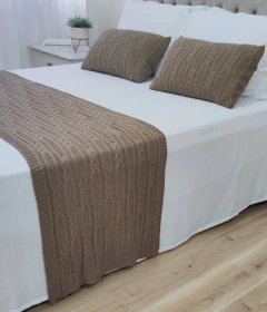 KIT IRIS CAMA QUEEN * PESEIRA TRICOT 230X60cm + 2 CAPAS DE ALMOFADA - Usufruto Home Decor 