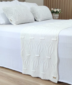 KIT PESEIRA BRENDA QUEEN* PESEIRA TRICOT 230X60cm + 2 CAPAS DE ALMOFADAS - Usufruto Home Decor 
