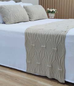 KIT PESEIRA BRENDA QUEEN* PESEIRA TRICOT 230X60cm + 2 CAPAS DE ALMOFADAS - Usufruto Home Decor 