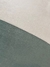 Detalhe do Tapete Kurve® nas cores off-white e verde claro, mostrando a textura de veludo.