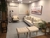 Sala de estar com tapete cinza de linho e decoração neutra, São José!