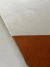 Detalhe do Tapete com cores bordô e cobre, mostrando textura suave e bordas bem definidas.