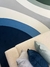 Tapete Kurve® em veludo com cores Azul Marinho, Azul Petróleo, Off-White, Verde, Verde Claro e Granito ao lado de sofá com almofadas coloridas.