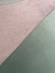 Detalhe do Tapete Wave Redondo com cores Nude Rosado e Verde Claro, São José.