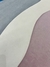 Tapete redondo com design em ondas nas cores nude rosado, off-white, granito, azul petróleo e azul marinho, São José.