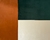 Tapete com design geométrico nas cores verde, terracota e off-white.
