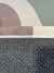 Tapete Meio Kurve® com design em Rosé Gold, Nude Rosado, Off-White e Verde Claro, detalhe da parte inferior antiderrapante.