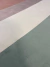 Tapete Meio Kurve® com faixas nas cores Rosé Gold, Nude Rosado, Off-White e Verde Claro.