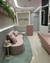 Tapete com bordas orgânicas em nylon, nas cores verde menta e off-white, em um ambiente moderno com sofá rosa claro.