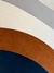 Tapete Kurve® com design em veludo em azul marinho, terracota e off-white.