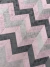 Tapete com padrão chevron em tons de rosé, nescau e grafite.