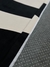 Tapete em veludo preto e off-white com design orgânico e neutro
