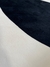 Detalhe do Tapete em veludo preto e off-white, mostrando as cores contrastantes e textura suave.