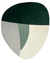 Tapete em formato orgânico com cores off-white, verde claro, granito e verde escuro.