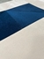 Tapete Optik com fundo off-white e detalhes geométricos em azul marinho.