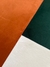 Tapete com design geométrico nas cores verde, terracota e off-white.