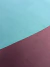 Tapete com bordas orgânicas nas cores Tiffany e Uva.