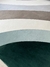 Tapete Kurve® com design em curvas coloridas nos tons de Rosé Gold, Nude Rosado, Off-White, Granito, Taupe, Verde Claro e Verde.