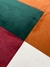 Tapete Porto com padrão geométrico em cores terracota, verde, vinho e off-white.
