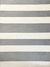 Tapete com listras horizontais em veludo nas cores granito e off-white.