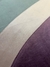 Detalhe do Tapete Kurve® com faixas de veludo nas cores uva, nude rosado e verde claro.