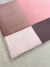 Tapete geométrico com quadrados nas cores nude rosado, rosa, uva, rosa bebê e rosé gold.
