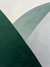 Tapete orgânico com design em off-white, verde claro, granito e verde.