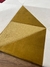 Detalhe do Tapete Optik com fundo off-white e detalhes geométricos em ouro.