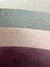 Tapete Kurve® em veludo com faixas nas cores uva, nude rosado e cinza.