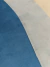 Tapete com faixas de cor azul petróleo, bege e outros tons suaves.