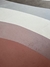 Tapete Kurve® em veludo com faixas de cores rosé gold, nude rosado, off-white, granito, taupe, verde claro e verde.