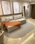 Tapete oval Bouclé Grécia cinza em sala de estar moderna com sofá e decoração minimalista, São José.