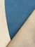 Detalhe do Tapete Kurve® com tecido em azul petróleo e off-white.