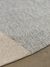 Tapete com bordas orgânicas em linho mesclado bege e off-white.