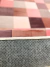 Tapete com padrão de quadrados em tons de nude rosado, rosa, uva, rosa bebê e rosé gold.