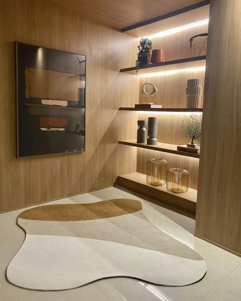 Tapete Kurve® com bordas orgânicas em um ambiente decorado, exibindo cores off-white, bege e terra.