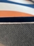 Close-up do tapete redondo Kurve® mostrando detalhes do veludo azul marinho, off-white e terracota com costura fina nas bordas, São José.