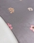 Tapete infantil com fundo lilás e detalhes de flores coloridas, São José.