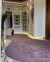 Tapete orgânico uva de nylon Econyl em closet moderno com móveis brancos e decoração em tons de roxo