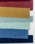 Tapete multicolorido com faixas nas cores bordô, mostarda, verde menta, azul petróleo e azul marinho.