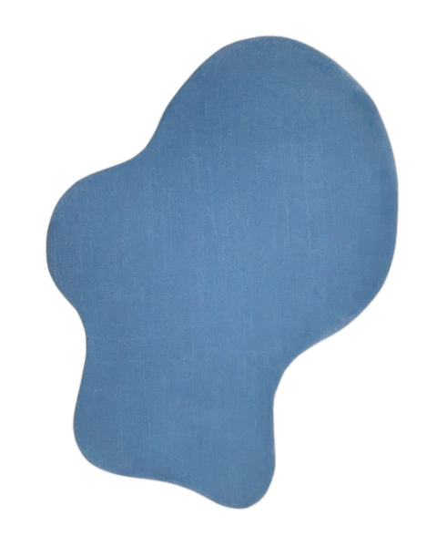 Tapete liso de nylon com bordas orgânicas na cor azul petróleo.