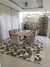 Tapete em tecido geométrico nas cores off-white, natural, bege, cinza e cacau em uma sala de jantar elegante, São José